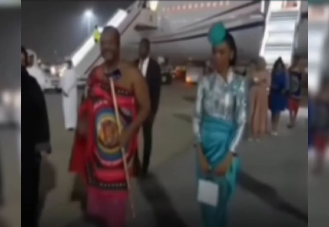 Video Viral: 15 पत्नियां, 30 बच्चे और 100 नौकर, अबू धाबी एयरपोर्ट पर अफ्रीकी राजा का कुनबा देख उड़े लोगों के होश