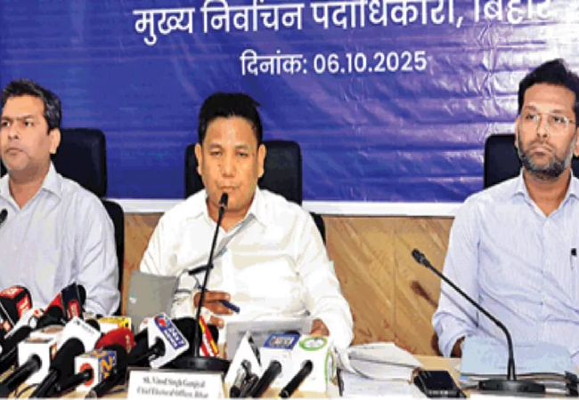 Bihar Election: चुनाव आयोग अब नेताओं पर कसेगा शिकंजा, इन सुविधाओं के उपयोग पर लगा रोक