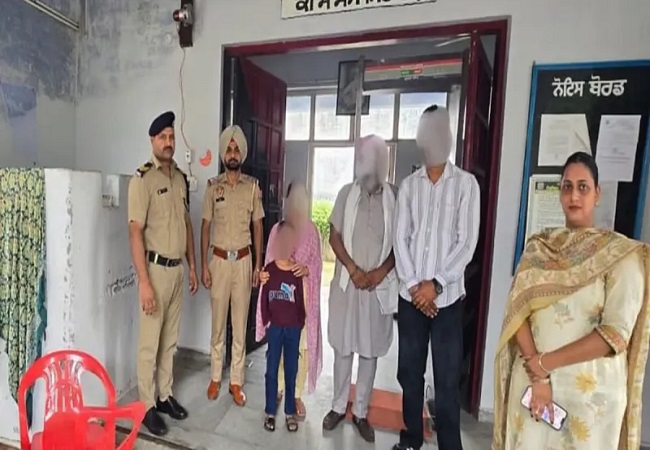 सोशल मीडिया पर हुआ प्यार प्रेमी से मिलने बेटे को लेकर महिला पहुंच गई पाकिस्तान बार्डर, पुलिस ने बचाई जान