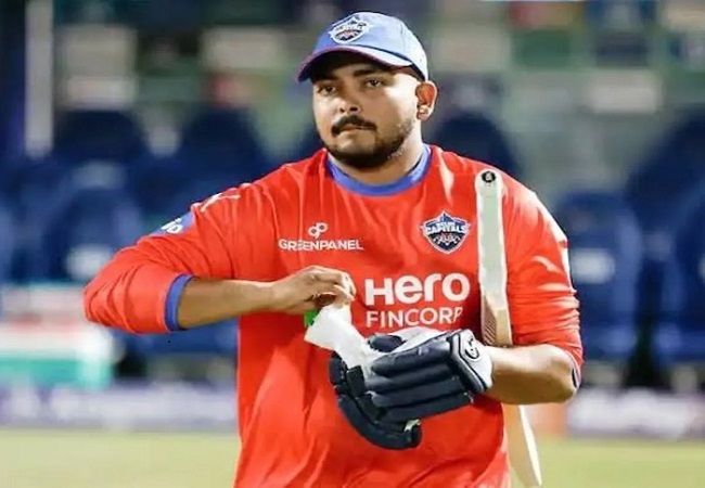 VIDEO: फिर विवादों से घिरे पृथ्वी शॉ, गेंदबाज मुशीर खान पर चलाया बल्ला