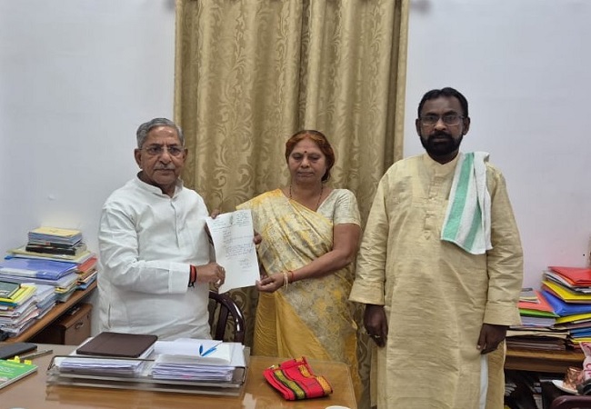 बिहार विधानसभा चुनाव: तेजस्वी यादव को लगा बड़ा झटका, राजद के दो दिग्गज नेताओं ने थामा भाजपा का दामन