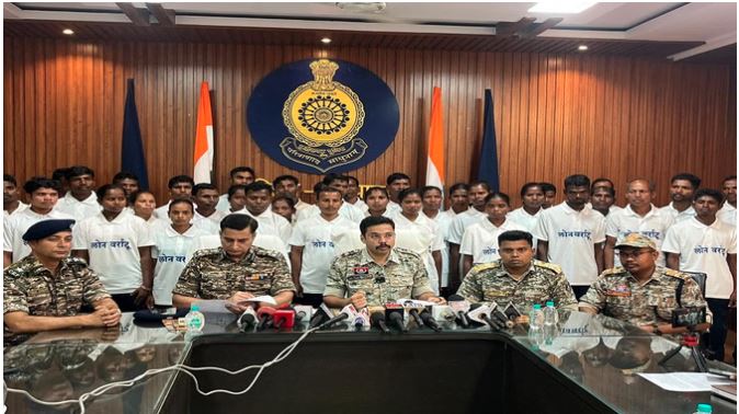 ‘लाल आतंक’ पर बड़ा वार : छत्तीसगढ़ में 37 नक्सलियों ने किया सरेंडर, इन पर था 65 लाख रुपये का इनाम