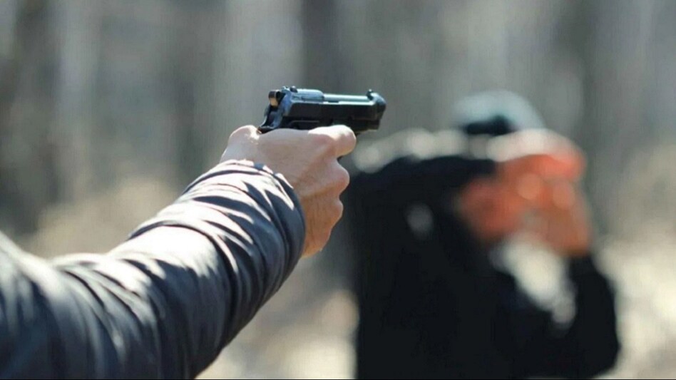 होटल निर्वाणा में आधी रात गोलियों की गूंज, सुरक्षा गार्ड मीनबहादुर घायल