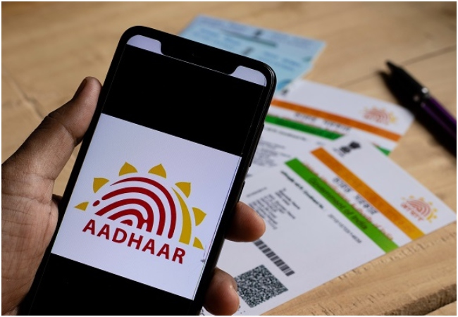 यूपी में Aadhar card को नहीं माना जाएगा जन्म का प्रमाण पत्र, नियोजन विभाग ने जारी किया नोटिस