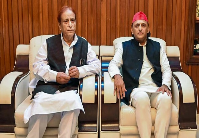 आजम खान जब अचानक अखिलेश यादव से मिलने पहुंचे उनके आवास पर, बढ़ीं राजनीतिक सरगर्मियां