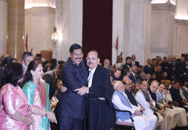 पूर्व मुख्य न्यायाधीश गवई ने पेश की मिसाल : 53वें CJI सूर्यकांत को लगाया गले, फिर अपनी आधिकारिक कार भी राष्ट्रपति भवन परिसर में छोड़ी