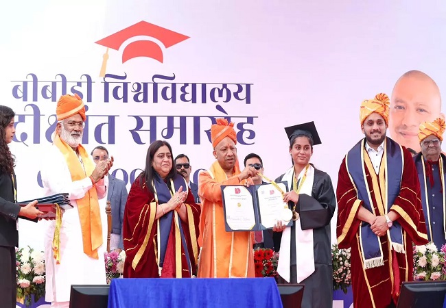 शिक्षा का मुख्य उद्देश्य सिर्फ डिग्री प्राप्त करना नहीं, बल्कि समाज और राष्ट्र के विकास में अहम योगदान देना होना चाहिए : सीएम योगी