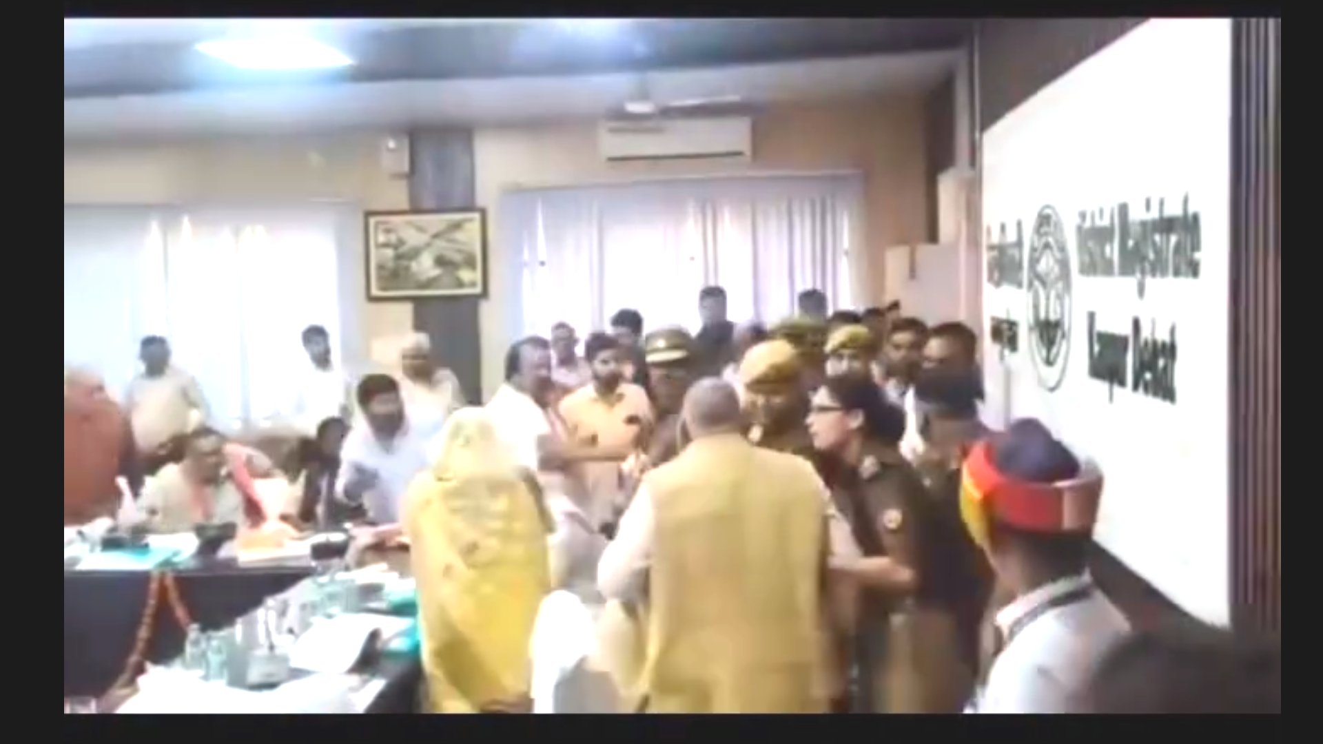 भाजपा सांसद बोले– “मुझसे बड़ा गुंडा कोई नहीं”; दिशा बैठक में मंत्री के पति से भिड़े, मारपीट की नौबत