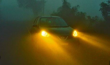 Car Fog Lights :  कार की फॉग लाइट्स इस्तेमाल करना बहुत महत्वपूर्ण है , जानें कम विजिबिलिटी में क्या करें?