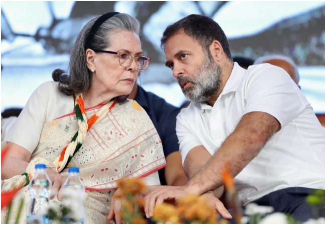 सोनिया और राहुल गांधी की बढ़ीं मुश्किलें, दिल्ली पुलिस ने नेशनल हेराल्ड केस में दर्ज की FIR