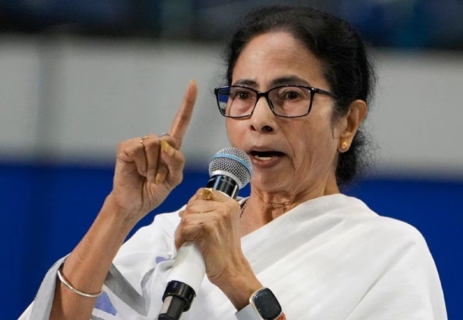 ‘डेमोक्रेसी दांव पर, सेक्युलरिज़्म खतरे में, फ़ेडरलिज़्म को बुलडोज़र से कुचला जा रहा…’ CM ममता बनर्जी का संविधान दिवस पर बड़ा बयान