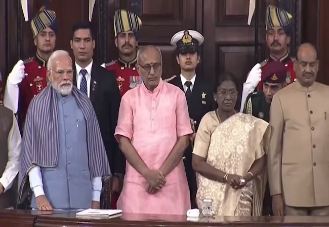 राष्ट्रपति मुर्मू ने संसद के सेंट्रल हॉल में नौ भाषाओं में संविधान के अनुवादित संस्करण का किया लोकार्पण