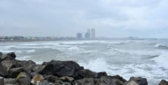 Cyclone Ditvaah : चक्रवात ‘दित्वाह’ आज तमिलनाडु- पुडुचेरी से टकराएगा, रेड अलर्ट जारी, स्कूल बंद और उड़ानें रद्द