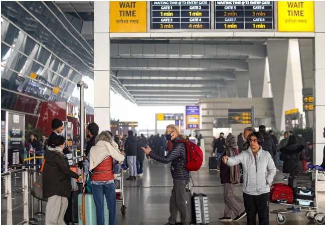 Delhi Airport: एयर ट्रैफिक कंट्रोल सिस्टम में आयी तकनीकी खराबी, 100 से ज्यादा उड़ानें प्रभावित