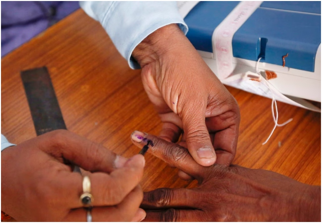 Delhi MCD By-Polls Voting: दिल्ली नगर निगम के 12 वार्डों के उपचुनाव में मतदान जारी, भाजपा MLA रविंदर नेगी ने डाला वोट