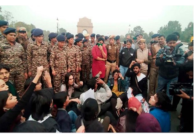 Delhi Pollution Protest : पुलिस पर मिर्ची स्प्रे छिड़कने के मामले में 15 प्रदर्शनकारियों के खिलाफ FIR, दिल्ली पुलिस का बड़ा एक्शन