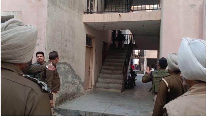 Domestic Violence : गुरदासपुर जेल के गार्ड ने AK-47 से पत्नी-सास को उड़ाया, पुलिस से घिरने पर की खुदकुशी