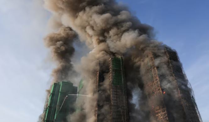 Hong Kong massive fire : हांगकांग में इमारत में लगी भीषण आग , कई लोग फंसे