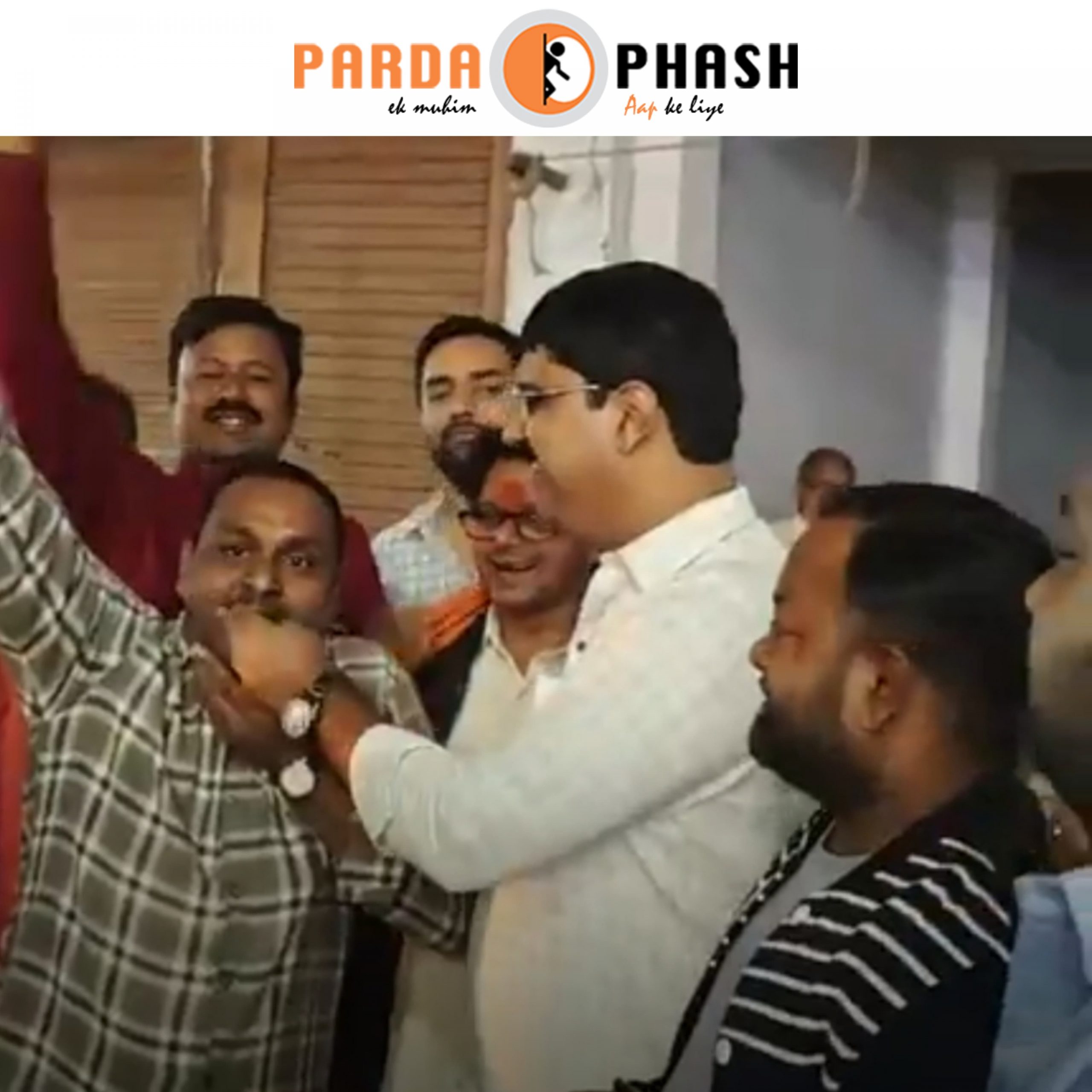 बिहार में NDA की प्रचंड जीत, नौतनवा में विधायक ऋषि त्रिपाठी ने फोड़े पटाखे—बटी मिठाइयाँ