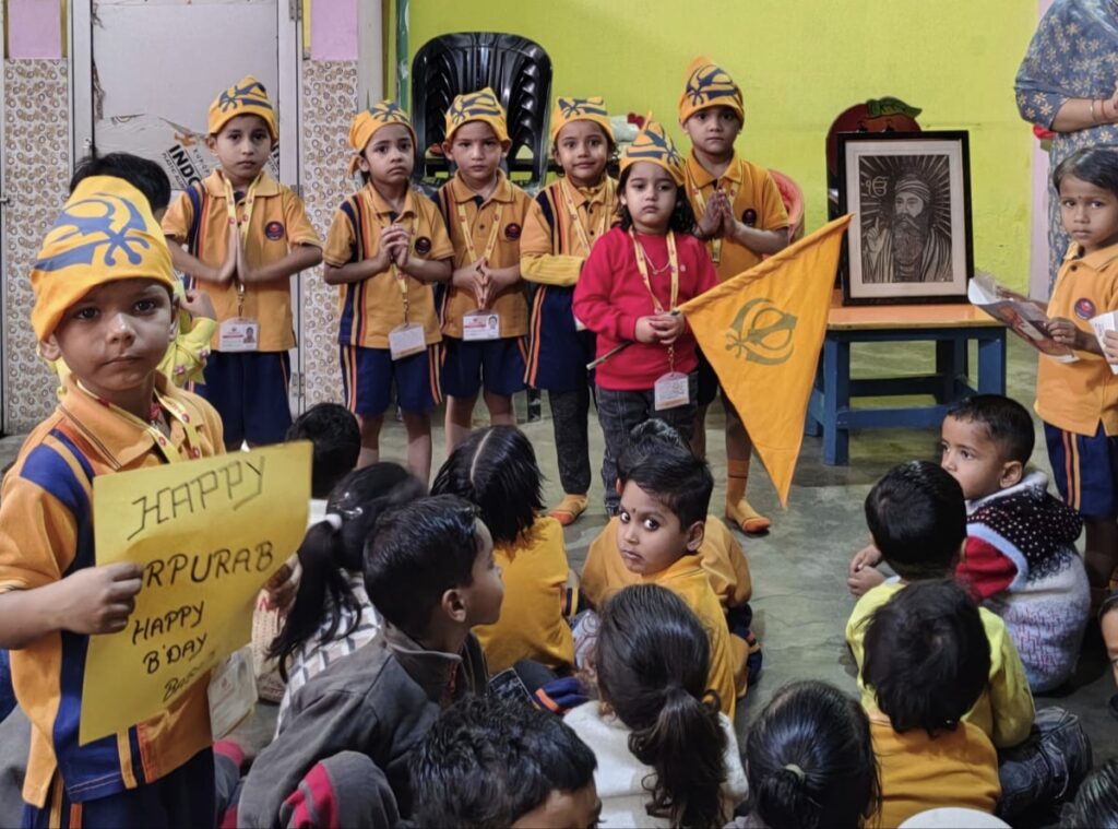 NAUTANWA:बचपन स्कूल में बच्चों ने सीखे गुरु नानक देव जी के जीवन मूल्य