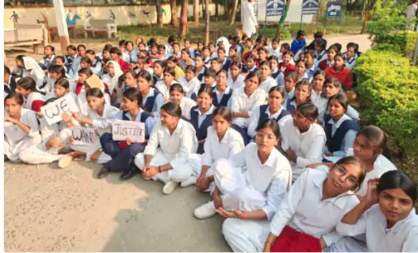 संतकबीर नगर में जवाहर नवोदय विद्यालय के छात्र-छात्राओं ने खराब भोजन-पानी को लेकर किया प्रदर्शन, अधिकारियों के आश्वासन पर किया समाप्त