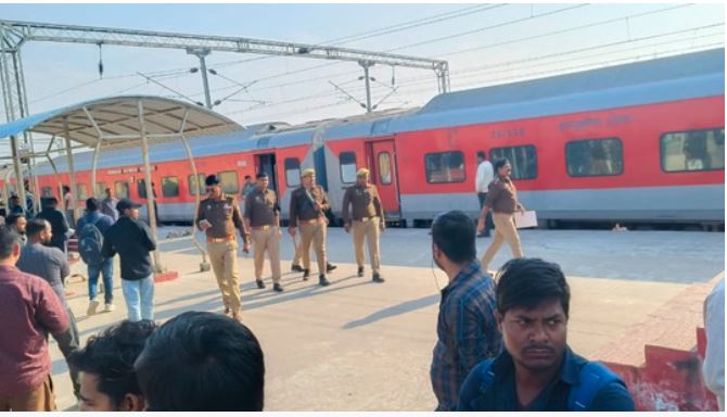 Ayodhya News : बम की अफवाह पर एक घंटे स्टेशन पर खड़ी रही किसान एक्सप्रेस, युवक हिरासत में