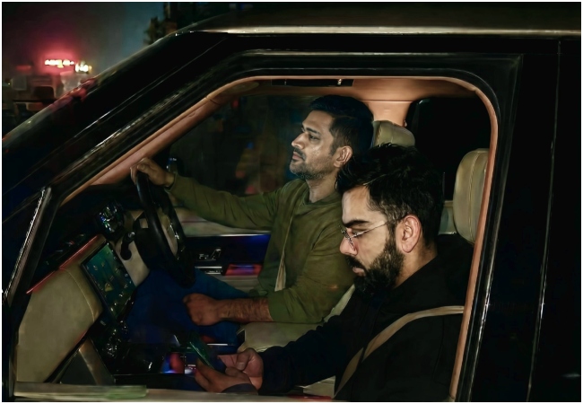 Video- ‘MS धोनी चला रहे थे कार, बगल में बैठे दिखे विराट कोहली…’ वायरल वीडियो ने इंटरनेट पर धूम मचा दी