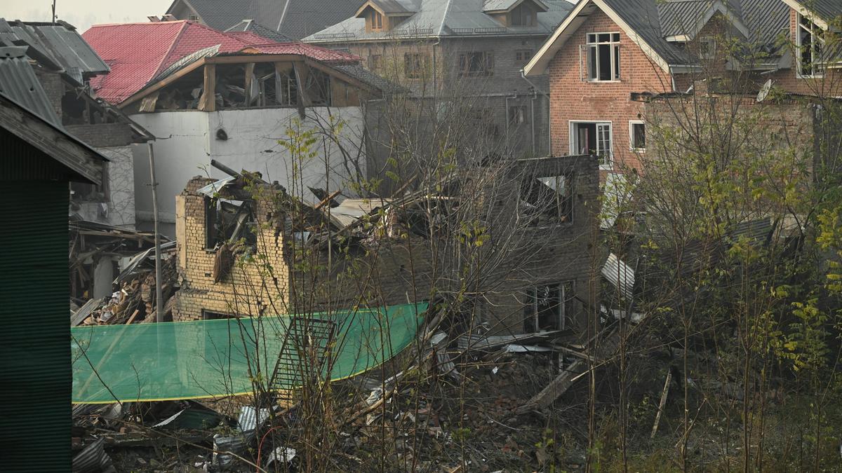 Nowgam Police Station Blast : गृह मंत्रालय ने कहा-सैंपल लेने के दौरान हुआ विस्फोट, धमाके के कारणों की जा रही है जांच