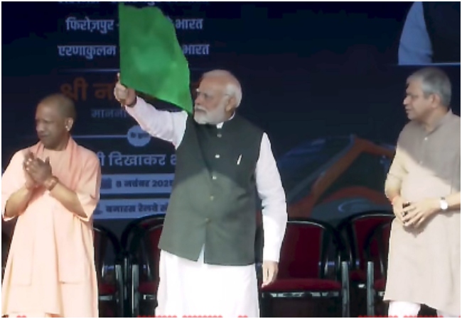 PM मोदी ने वाराणसी में चार नई वंदे भारत ट्रेन को दिखाई हरी झंडी, बोले- ये ट्रेनें ऐतिहासिक शहरों को जोड़ने के साथ विकास को भी गति देंगी