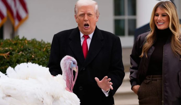 US: अमेरिकी राष्ट्रपति डोनाल्ड ट्रंप ने 2 टर्की पक्षियों को किया माफ, जानें क्या है यह अनोखी परंपरा