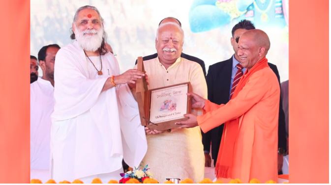 Lucknow News : संघ प्रमुख मोहन भागवत, बोले -उलझन में फंसे विश्व के लिए समाधान प्रस्तुत करती है गीता