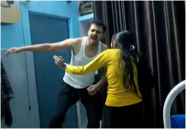 Video- सरकारी अस्पताल के ड्यूटी रूम में लड़की के साथ ठुमके लगा रहे थे डॉक्टर साहब, CMO शामली ने थमाया नोटिस