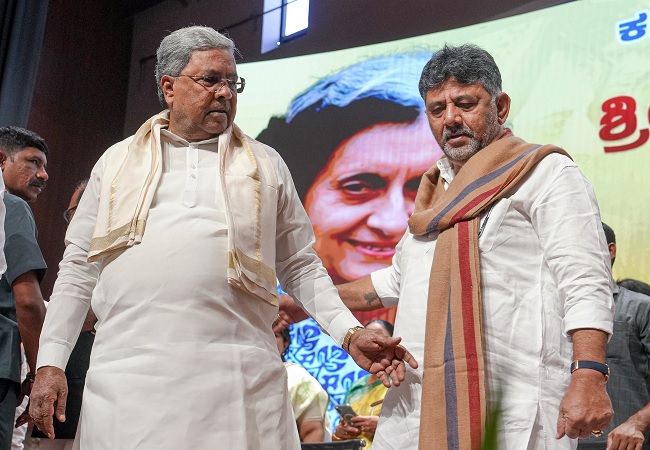 कर्नाटक में सिद्धारमैया या ​डीके शिवकुमार सीएम पद पर होगी ताजपोशी? 1 दिसंबर से पहले बड़ा फैसला ले सकती है कांग्रेस