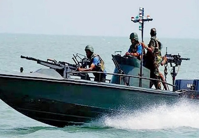 Breaking News : श्रीलंका की नौसेना ने सीमा पार करने पर 35 भारतीय मछुआरों को किया गिरफ्तार