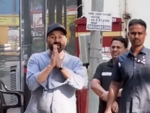 VIDEO- धर्मेंद्र के घर के बाहर पैपराजी का जमावड़ा देख आपा खो बैठे सनी देओल, पैप्स को दी गाली- शर्म नहीं आती, घर पर मां-बाप नहीं हैं?