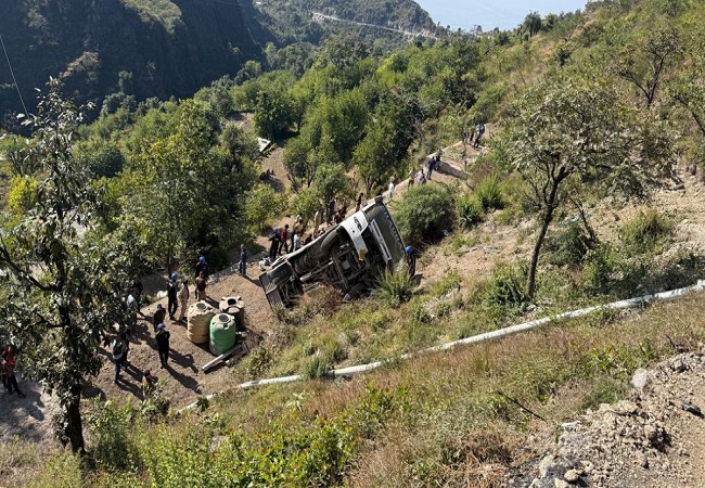 उत्तराखण्ड में खाई में गिरी बस, पांच की मौत 13 घायल, सभी यात्री गुजरात के रहने वाले