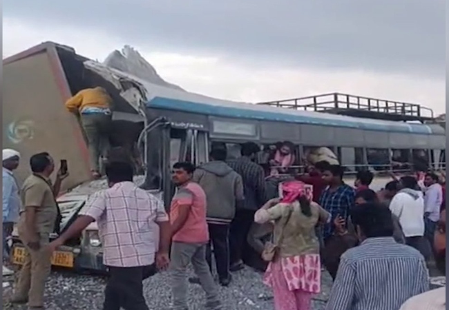 Telangana Horrific Accident: तेलंगाना के रंगारेड्डी में बस-ट्रक की भीषण टक्कर; अब तक 19 लोगों की मौत, कई घायल