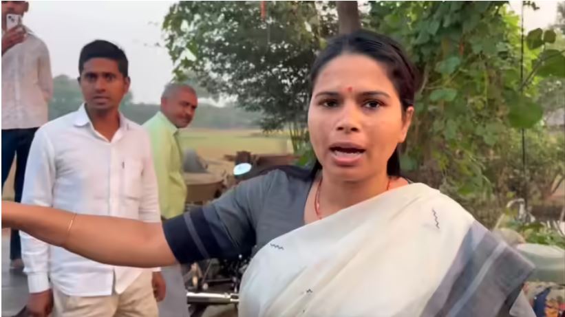 यूपी की MLA पूजा पाल ने वोटर को बांटे पैसे, वीडियो बनाने वाले का मोबाइल छीना और गोली मारने की दी धमकी, राजद ने पूछा कहां है पुलिस और EC?