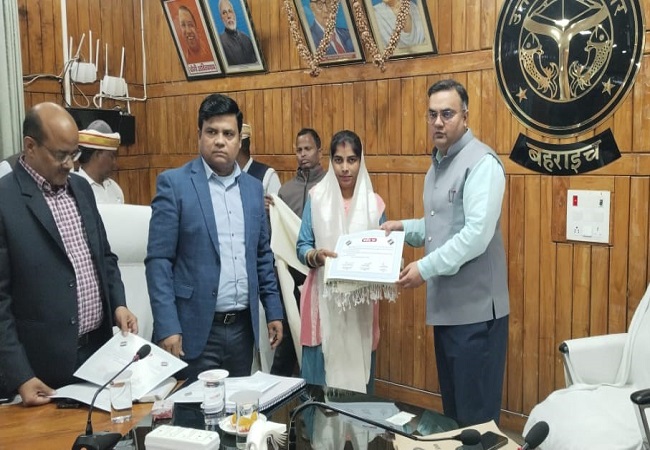 UP SIR 2026 : SIR अभियान में शत-प्रतिशत कार्य करने वाले बीएलओ को जिला निर्वाचन अधिकारी बहराइच ने अंग वस्त्र और प्रशस्ति पत्र देकर किया सम्मानित