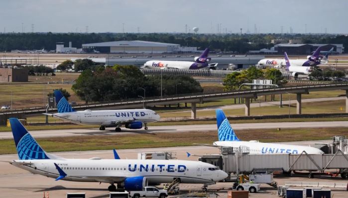 US Shutdown : अमेरिका में दिख रहा शटडाउन का असर , रद्द हुईं 1,000 से अधिक उड़ानें , हवाई अड्डों पर फंसे यात्री