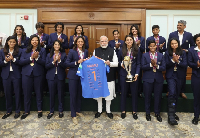 PM मोदी से वर्ल्ड चैंपियन टीम इंडिया ने की मुलाकात, खिलाड़ियों ने गिफ्ट में दी ‘NAMO 1’ जर्सी