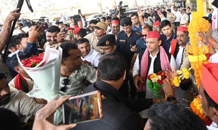 बिहार में महागठबंधन के पक्ष में फ़ैसला आ चुका है, वहां इस बार ख़ुशहाली की दिवाली लालटेन जलाकर मनाई जाएगी: अखिलेश यादव