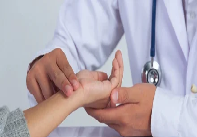 Health Tips : डायबिटीज से पहले शरीर में नजर इन लक्षणों को न करें अनदेखा , भूल बना देगी बीमारी का शिकार