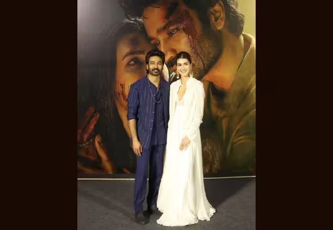 'तेरे इश्क में' ट्रेलर लॉंच इवैंट में कृति सेनन लूटी महफिल , धनुष के डैशिंग लुक ने लूटी सारी लाइमलाइट