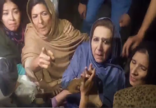 पाकिस्तान में इमरान खान की 3 बहनों को सड़क पर घसीटा गया, अलीमा-उजमा-नौरीन के साथ पुलिस ने की बदसलूकी