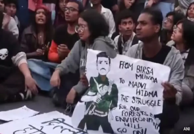 India Gate Protest : दिल्ली में प्रदूषण के खिलाफ लगे नारे , पुलिस ने 15 से अधिक प्रदर्शनकारियों को किया गिरफ्तार