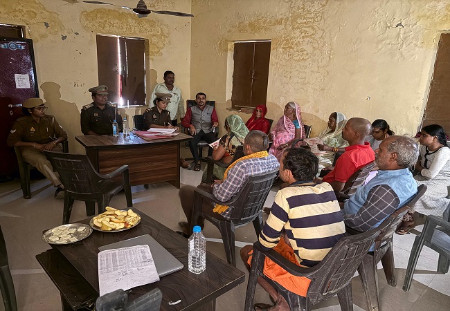 यूपी पुलिस ने लगाई चौपाल, नारी सुरक्षा के लिए हेल्पलाइन नंबर 1090 व 181 पर की चर्चा