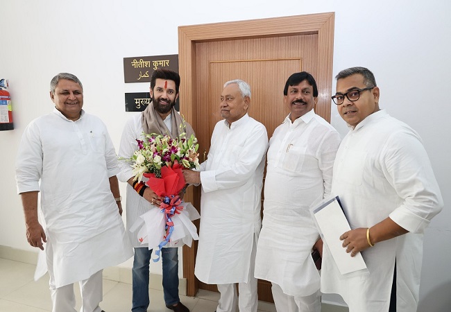 बिहार चुनाव के बाद ​केंद्रीय मंत्री चिराग पासवान ने बिहार के मुख्यमंत्री नीतीश कुमार से की मुलाकात