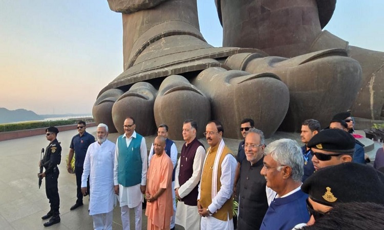 गुजरात के केवड़िया पहुंचे सीएम योगी से लेकर डिप्टी सीएम ब्रजेश पाठक, सरदार वल्लभभाई पटेल जी को पुष्पांजलि अर्पित कर किया नमन