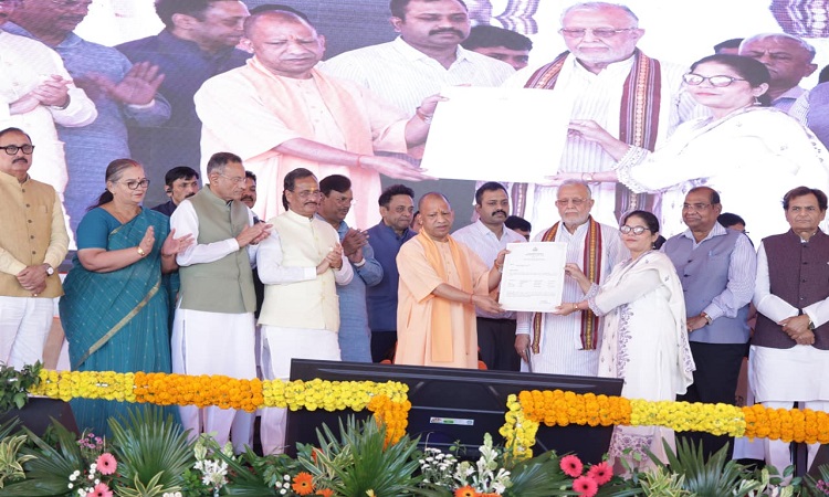 सीएम योगी ने 72 परिवारों के लिए निर्मित फ्लैट की सौंपी चाबी, कहा-अब माफियाओं के कब्जे वाली जमीन पर बन रहे गरीबों के घर